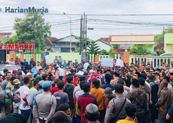Para nelayan menggelar aksi demo di Kantor Kecamatan Sarang, Selasa (28/2). (R Teguh Wibowo/Harianmuria.com)