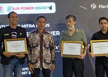 UD Luthfi memberikan penghargaan kepada best customer 2022. (Istimewa/Harianmuria.com)