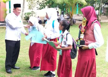 Kepala MTs N 3 Pati saat memberikan hadiah kepada penenangan Gebyar Harlah. (Istimewa/Harianmuria.com)