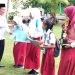 Kepala MTs N 3 Pati saat memberikan hadiah kepada penenangan Gebyar Harlah. (Istimewa/Harianmuria.com)