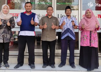 Wakil Direktur Lingkar Media Group Henny Susilowati dan Pimpinan Redaksi Koran Lingkar Nailin RA foto bersama dengan perwakilan Fakultas Syariah IAIN Kudus di Kantor Lingkar Media Group Biro Kudus, Jumat (10/3). (Nisa/Harianmuria.com)