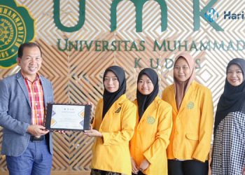 Simbolis foto bersama berikan sertivikat pada mahasiswa umku yang meraih juara pertama lomba film nasional bertemakan kesehatan. (Ihza/Harianmuria.com)
