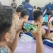 BERTANDING: Sejumlah siswa saat sedang bertanding dalam perlombaan e-sport mobile legend yang digelar oleh SMK Muhammadiyah Kudus baru-baru ini. (Nisa/Harianmuria.com)