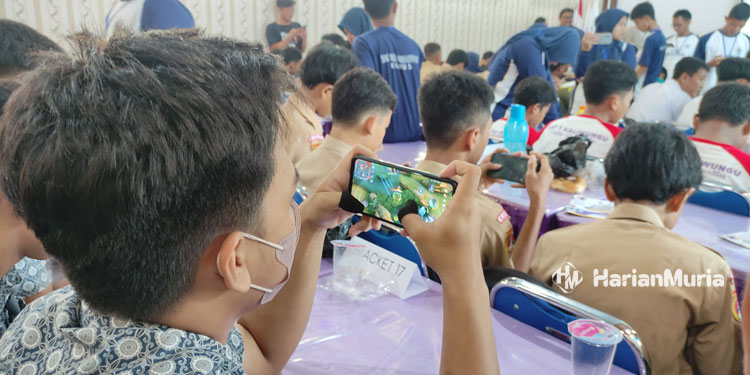 BERTANDING: Sejumlah siswa saat sedang bertanding dalam perlombaan e-sport mobile legend yang digelar oleh SMK Muhammadiyah Kudus baru-baru ini. (Nisa/Harianmuria.com)