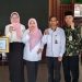Kontingen MAN 1 Pati saat menerima penghargaan sekolah adiwiyata tingkat nasional. (Istimewa/Harianmuria.com)