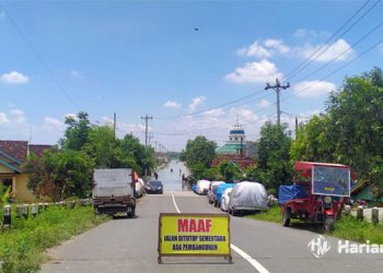Jalan alternatif yang ditutup karena terendam banjir. (Mishbah/Harianmruia.com)