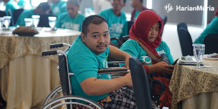 Sejumlah penyandang disabilitas saat menjadi peserta pelatihan kewirausahaan yang digagas oleh Dinas Perdagangan Koperasi dan UKM. (Rendy/Harianmuria.com)