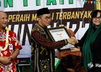 Kepala MTsN 1 Pati meenrima penghargaan MURI. (Istimewa/Harianmurria.com)