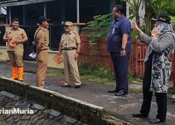 Wakil Ketua I DPRD Pati, Joni Kurnianto bersama anggota DPRD Jateng, Kartina Sukawati saat meninjau saluran irigasi di Kelurahan Parenggan. (Arif/Harianmuria.com)