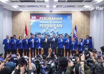 AHY yang memperkenalkan Anies Baswedan sebagai bakal calon Presiden kepada ribuan massa kader Demokrat. (Istimewa/Harianmuria.com)
