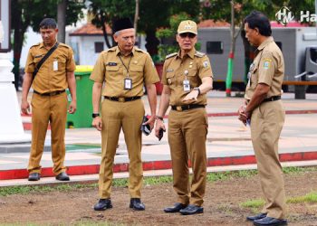 Bupati Kudus saat mengecek kembali kondisi rumput di Alun-Alun Kudus. (Istimewa/Harianmuria.com)
