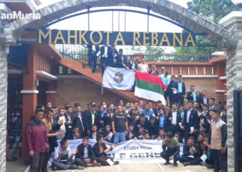 Foto bersama 80 santri Gontor di salah satu lokasi study tour. (Tomi/Harianmuria.com)