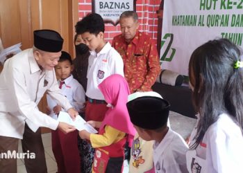 Kegiatan penyaluran ZIS oleh Baznas Pati. (Mishbah/Harianmuria.com)