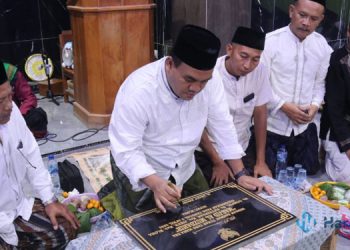 Bupati Blora Arief Rohman saat menandatangani prasasti sebagai tanda diresmikannya masjid. (humas/Harianmuria.com)