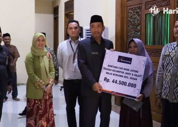 Bupati Rembang H Abdul Hafidz menyerahkan bantuan CSR Bank Jateng secara simbolis kepada perwakilan tujuh kelompok masyarakat. (Rendy/Harianmuria.com)