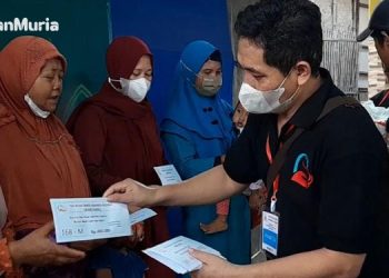 Pendistribusian zakat mal oleh yayasan baktiara. (Istimewa/Harinmuria.com)