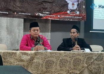 Anggota Komisioner KPU Rembang, Zaenal Arifin tengah mensosialisasikan dapil dan alokasi kursi untuk Pemilu 2024. (Rendy/Harianmuria.com)