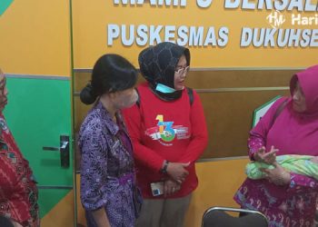 Ketua PKK Dukuhseti Irma Agus Sunarko menjenguk kondisi bayi di Puskesmas setempat. (Istimewa/Harianmuria.com)