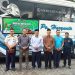 Kepala Dinas Perhubungan Kabupaten Rembang, Arif Romadhon dan perwakilan Baznas serta PT BPR BKK Lasem saat pemberangkatan Bus untuk Mudik Gratis, dari halaman Kantor Bupati Rembang, Minggu pagi (16/4). (Rendy/Harianmuria.com)