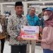 Penyerahan BLT DBHCHT secara simbolis oleh Bupati Rembang Abdul Hafidz kepada pekerja pabrik rokok di pabrik djarum Rembang. (Rendy/Harianmuria.com)