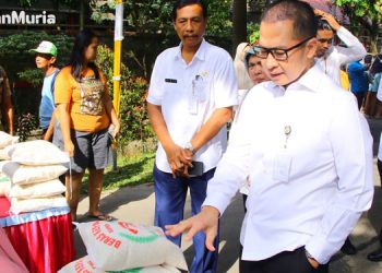 Bupati Kudus (kanan kacamata) dan kepala Dispertan (kiri) melihat pasar murah dan memberikan arahan untuk para pedagang dalam rangka menekan laju inflasi dan menstabilkan harga pangan. (Ihza/Harianmuria.com)