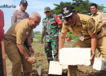 Peletakan batu pertama pembangunan rumah permanen bagi korban tanah ambles di Desa Sumberjo oleh Bupati Rembang. (Rendy/Harianmuria.com)