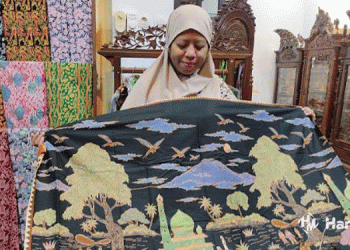 Owner Muria Batik, Yuli Astuti saat menunjukkan batik tulis bermotif cerita rakyat kretek. (Nisa/Harianmuria.com)