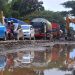 TERUS DIKEBUT: Perbaikan jalan di jalur Pantura Desa Raci, Batangan, Juwana, Pati, Jawa Tengah, Senin (3/4) terkendala hujan dan menyebabkan genangan air. (Mutia/Harianmuria.com)