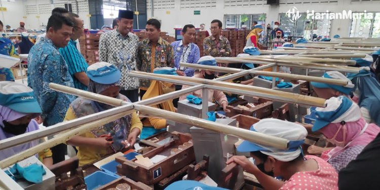 Pekerja Pabrik Rokok di Rembang Terima BLT DBHCHT Rp 1,2 Juta | Harianmuria