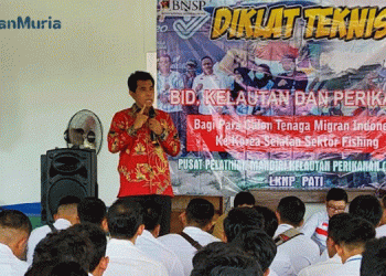BERI ARAHAN: Anggota DPR RI Riyanta saat memberikan edukasi kepada 150 calon pekerja migran dalam pelatihan teknis fishing yang diselenggarakan LKNP di Kecamatan Juwana, Kabupaten Pati, Senin (8/5). (Nailin RA/Harianmuria.com)