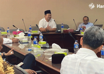 SERIUS: Pembahasan ranperda fasilitasi ibadah haji di Ruang Rapat Komisi A DPRD Kudus, pada Senin (15/5) berlangsung serius. (Ihza/Harianmuria.com)