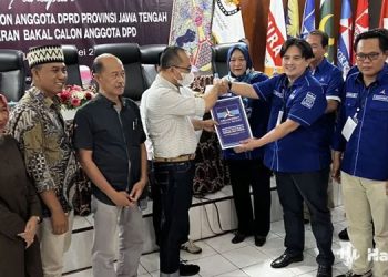 DPD Partai Demokrat Jawa Tengah mendaftarkan Bakal Calon Anggota DPRD Provinsi Jawa Tengah dan Bakal Calon Anggota DPD di kantor KPU Jateng, Semarang, Jumat (12/5/2023). (ANTARA/Harianmuria.com)