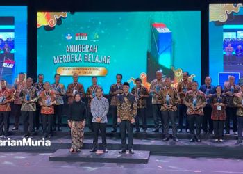 PENGHARGAAN: Kudus menerima penghargaan anugerah Merdeka Belajar kategori Pemda Transformatif subkategori Indonesia Pintar di Candi Prambanan, Sleman, pada Senin, 29 Mei 2023. (Nisa Hafizhotus.S/Harianmuria.com)