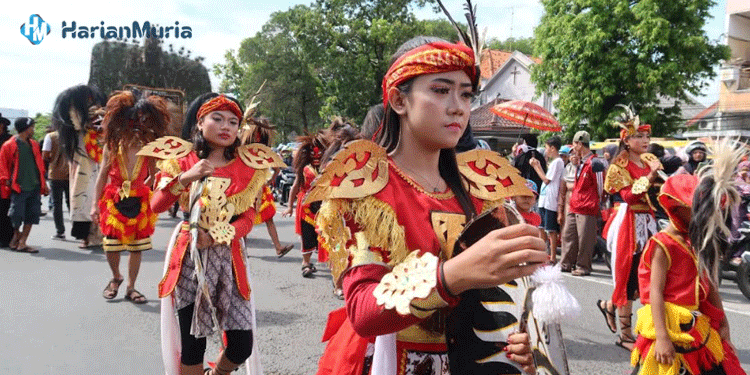 Grebeg Syawalan di Rembang Dongkrak 93 Ribu Wisatawan 2 Seni Brongan mengiringi kirab gunungan kupatan. (Rendy/Harianmuria.com)