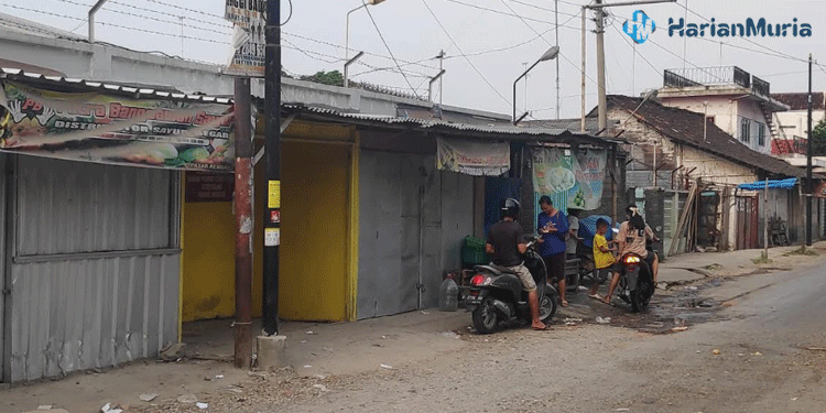 TERGANJAL: Lapak pedagang yang berada di luar pagar pasar induk Rembang urung dibongkar akibat adanya perlawanan hukum. (Rendy/Harianmuria.com)