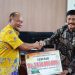PEDULI: Pj Bupati Pati Henggar Budi Anggoro menyerahkan dana hibah kepada 123 tempat ibadah secara simbolis di Ruang Penjawi, Kabupaten Pati, Jumat (26/5). (Istimewa/Harianmuria.com)