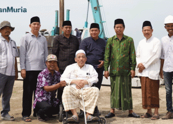 Pimpinan DPRD Kudus Masan dan H Mujhasiron berfoto bersama dengan Ketua PCNU Kudus HM Asyrofi Mashito dan Rois Syuriah PCNU Kudus KH Ulil Albab Arwani beserta jajaran. (Istimewa/Harianmuria.com)