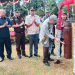 Pj Bupati Jepara Edy Supriyanta memukul kentongan sebagai tanda pembukaan TNI Manunggal Membangun Desa (TMMD) Sengkuyung Tahap I 2023 di Lapangan Desa Pancur, Kecamatan Mayong, Kabupaten Jepara, Rabu (10/5). (Tomi/Harianmuria.com)