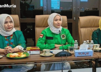 Fickoh Budi Utami (tengah) Bacaleg DPRD Kabupatn Tegal. (Basid/Harianmuria.com)