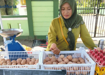 DIKELUHKAN WARGA: Iis, salah seorang penjual mengaku jika harga telur terus merangkak naik. (Hanafi/Harianmuria.com)
