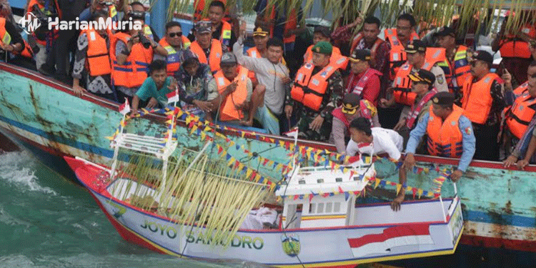 Ratusan Perahu Nelayan Meriahkan Tradisi Larung Kepala Kerbau Pesta Lomban Jepara