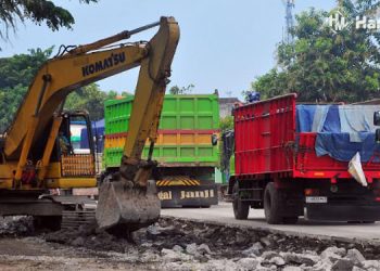 KENDARAAN MENGULAR: Kemacetan panjang yang selalu jadi pemandangan di jalan Juwana-Batangan, Kabupaten Pati, akhir-akhir ini. (Mishbah/Harianmuria.com)