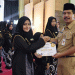 RAMAH: Sekretaris Daerah (Sekda) Kabupaten Jepara Edy Sujatmiko saat memberikan sertifikat wisuda kepada santri tahfidz Yayasan Darul Hikmah Menganti, Kecamatan Kedung di Gedung Wanita R.A Kartini Jepara pada Senin (8/5). (Tomi/Harianmuria.com)