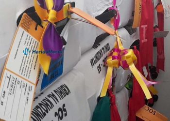 TUMPUKAN KOPER: Ratusan koper milik jamaah haji Kabupaten Blora diberi tanda unik agar mudah dikenali dan tidak tertukar. (Dok. Humas Pemkab Blora/Harianmuria.com)
