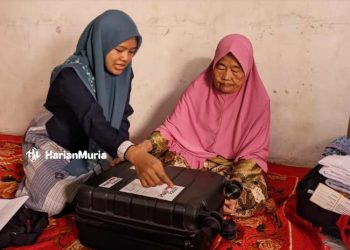 SIAP-SIAP: Penjual Pisang, Daini (kanan) warga Desa Golantepus, Kecamatan Mejobo, Kabupaten Kudus didampingi sang cucu untuk persiapan keberangkatan haji tahun 2023. (Nisa Hafizhotus. S/Harianmuria.com)