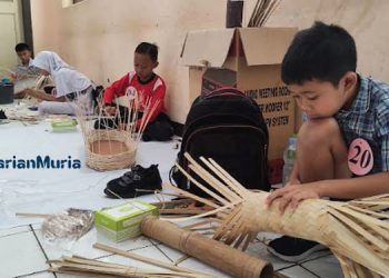 KREATIF: Peserta FLS2N tingkat Kabupaten Kudus sedang membuat kerajinan kriya. (Nisa Hafizhotus. S/Harianmuria.com)