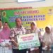 MENERANGKAN: Pembagian bantuan bedah rumah secara simbolis oleh Pj Bupati Pati dan Baznas. (Mishbah/Harianmuria.com)