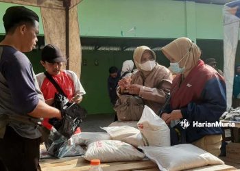 MEMBELI: Warga Rembang saat membeli sembako di gelaran Gerakan Pasar Murah. (R. Teguh Wibowo/Harianmuria.com)