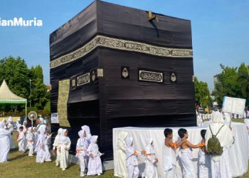 MANASIK HAJI: Siswa RA se-Kabupaten Kudus diajak memperagakan manasik haji di Alun-Alun Simpang Tujuh Kudus, pada Sabtu, 3 Juni 2023. (Ihza Fajar/Harianmuria.com)