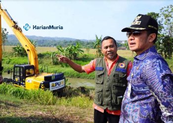 MENINJAU: Bupati Kudus M. Hartopo bersama pejabat terkait meninjau langsung proses normalisasi Kali Londo, Desa Wonosoco, Kecamatan Undaan pada Selasa, 13 Juni 2023. (Nisa Hafizhotus. S/Harianmuria.com)